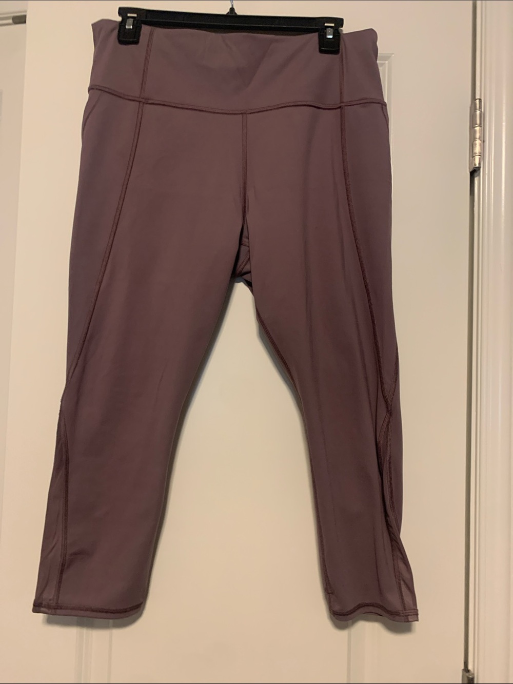 Athleta Lightning Capri, 20.5in, Sz L
Good Condition